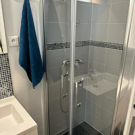 Private 2 Minutes From Zenith De París